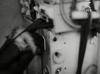 Radiotelegrafista a bordo che utilizza il ricevitore A.R.5. Tratto da filmato Luce.